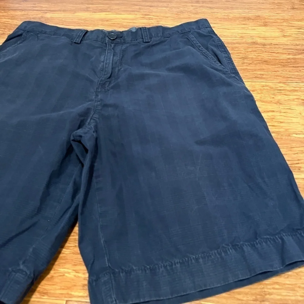 Tommy Hilfiger navy blue 100% cotton plaid shorts w/ pockets. Size 34